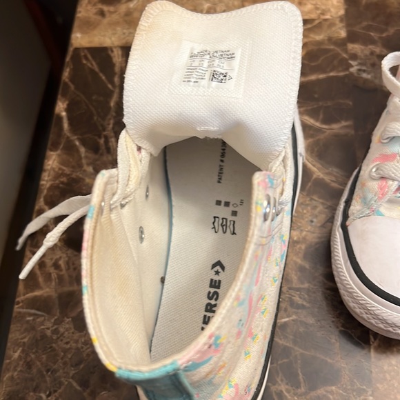 Converse us size 2 . - Picture 3 of 3